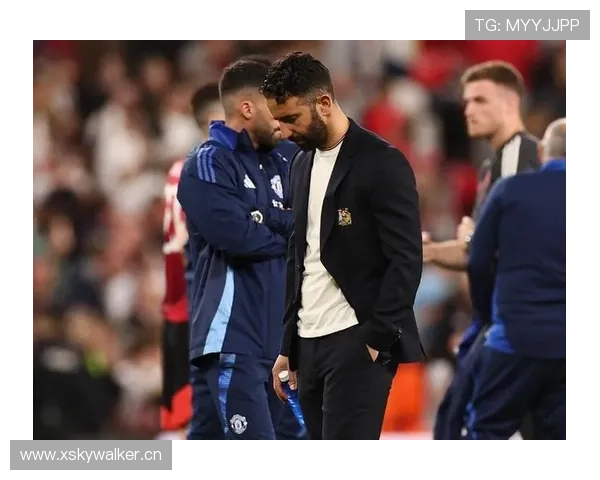 曼联战术体系缺乏稳定性：赛季关键阶段的表现变化对球队争冠形势产生影响