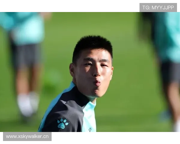 武磊家冰箱里塞满能量饮料，邻居说他半夜还在练射门