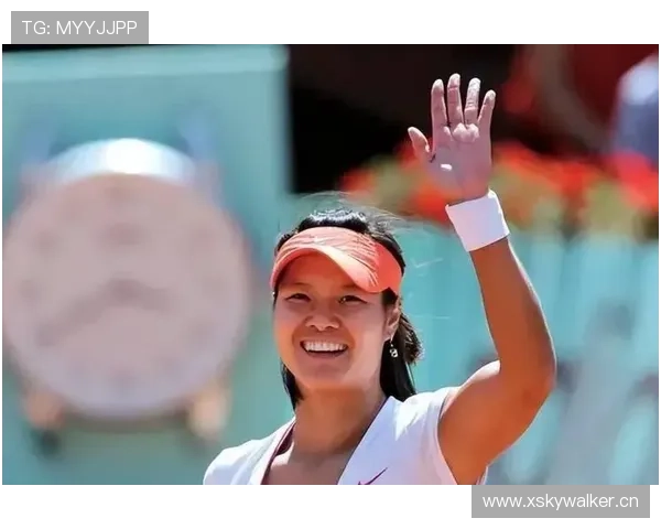 李娜又发图，随手一拍私家网球场和超豪酒柜，刷得我像翻豪门相册