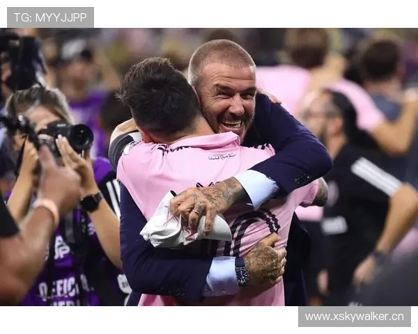 贝克汉姆排队买便当那画面——名表袖口蹭着塑料筷子，隔着屏幕都觉得怪异